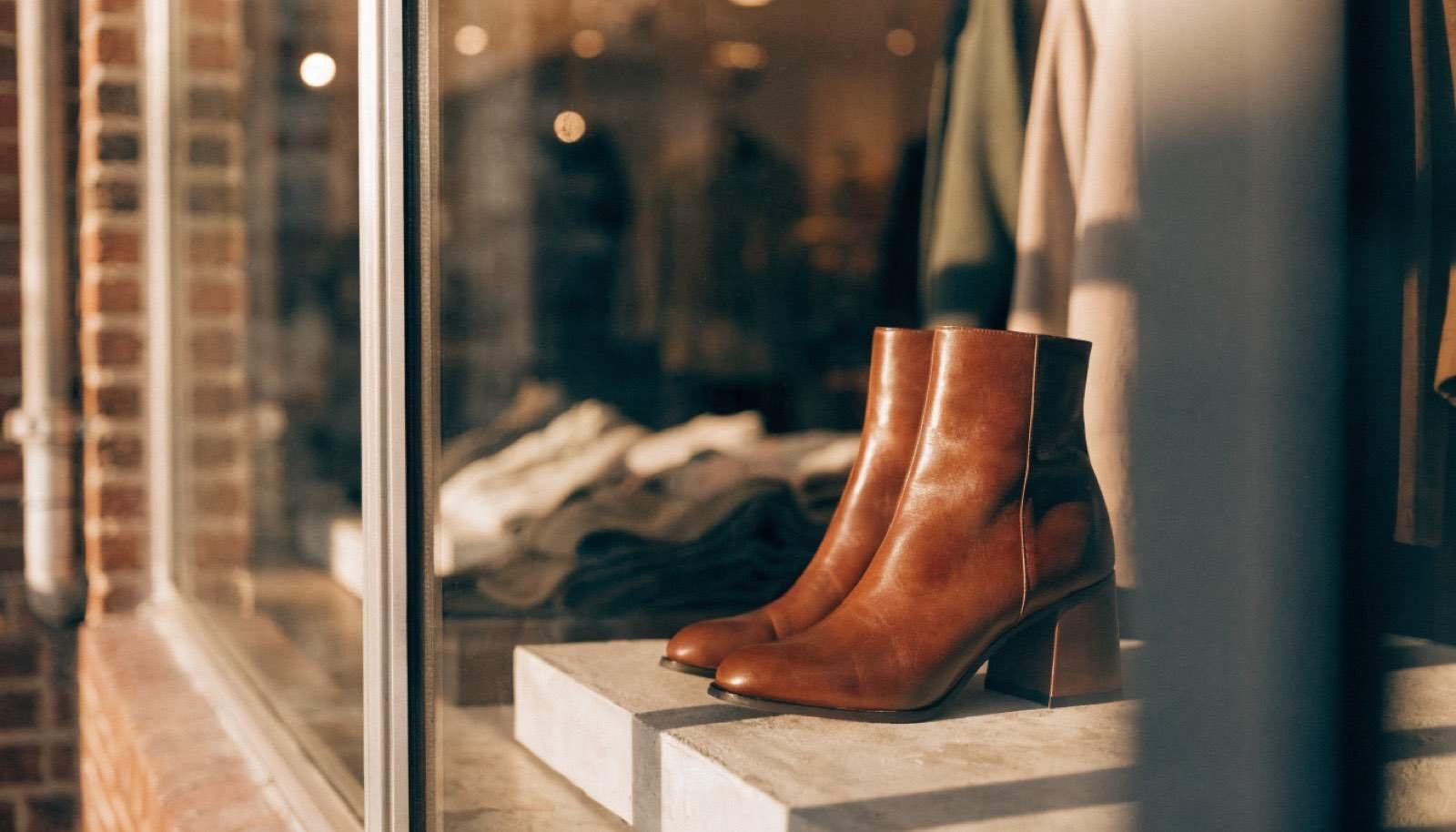 Botas de couro em vitrine de loja