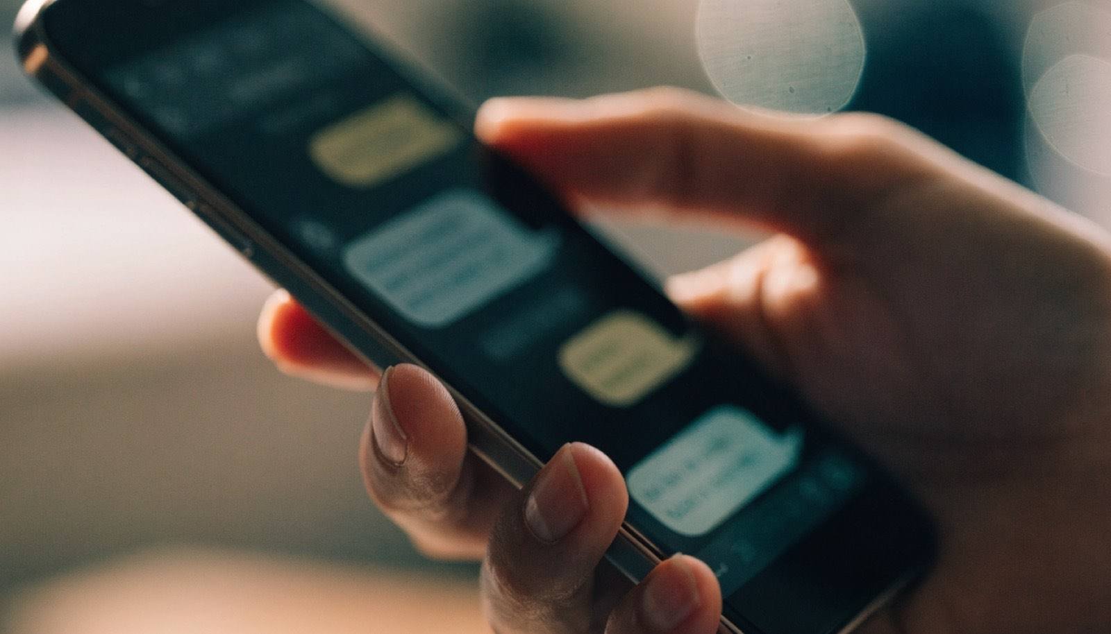Celular com aplicativo de mensagens aberto