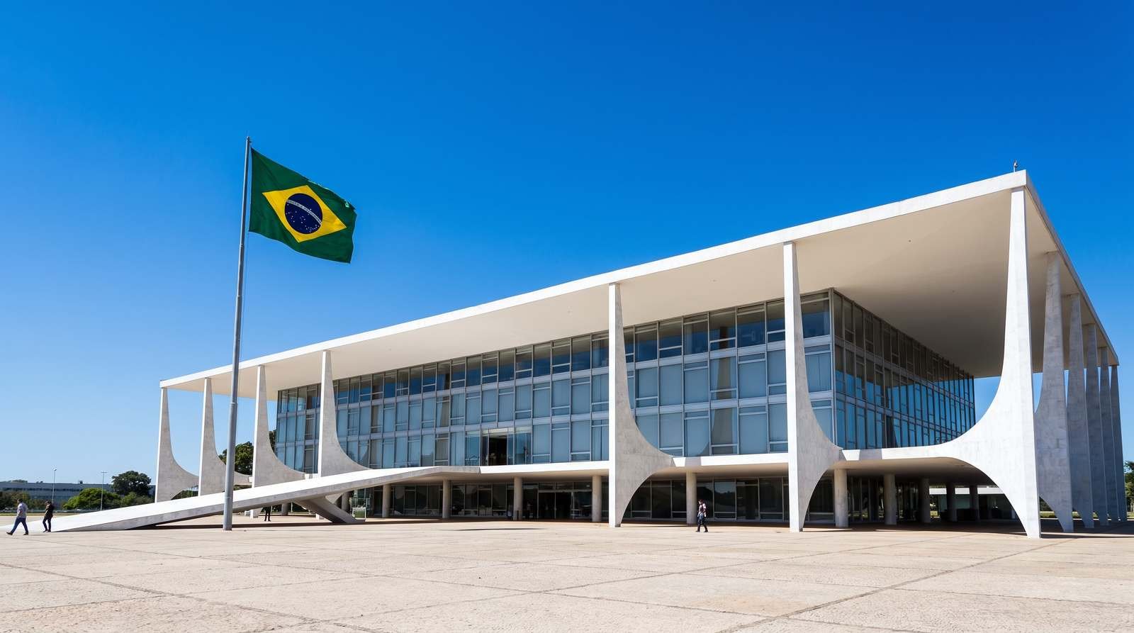 Fachada do Palácio do Planalto, sede do governo federal em Brasília, em dia de céu azul claro