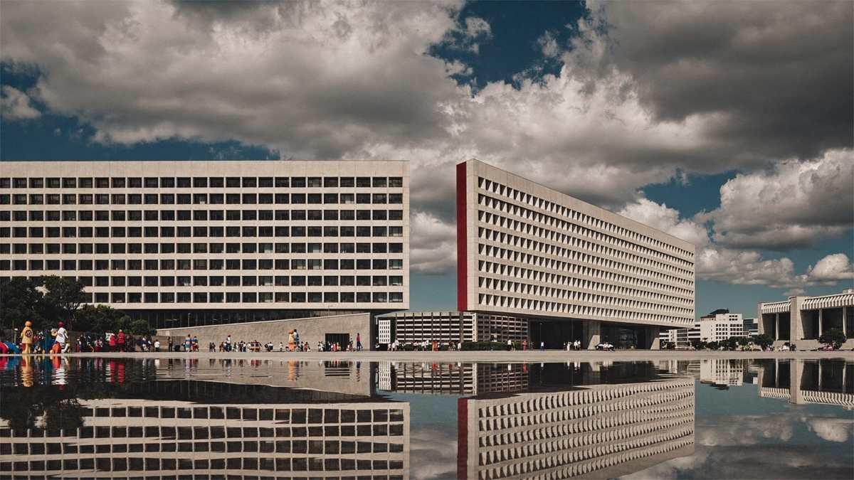 Espelho d’água e prédios modernistas do Plano Piloto em Brasília