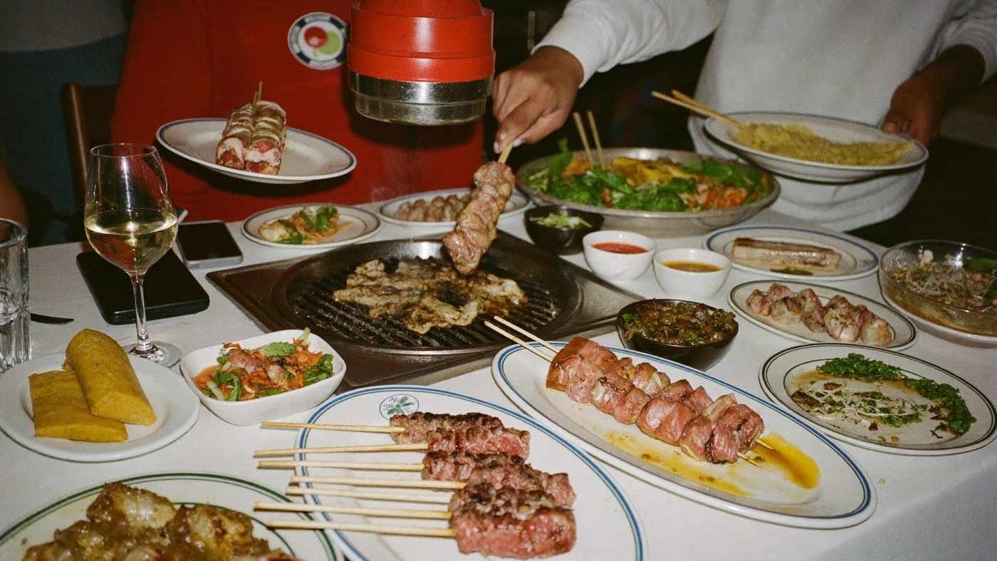 Rodízio de churrascaria gaúcha com espeto de carne sendo servido