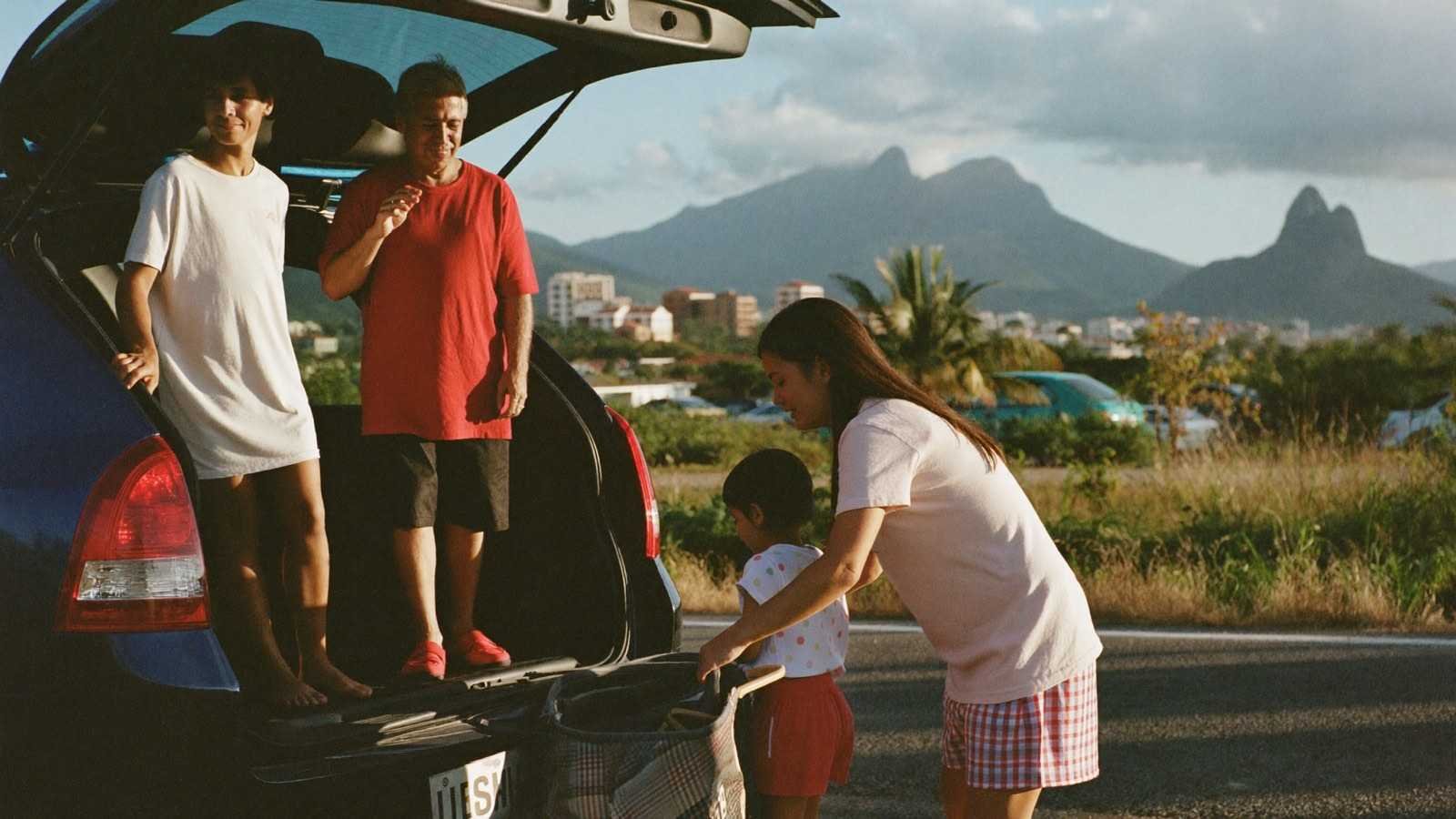 Família em viagem de carro para cidade pequena do interior