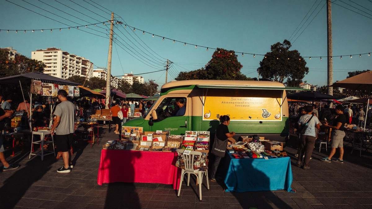 Feira de artesanato ao ar livre com food truck em praça do Rio de Janeiro