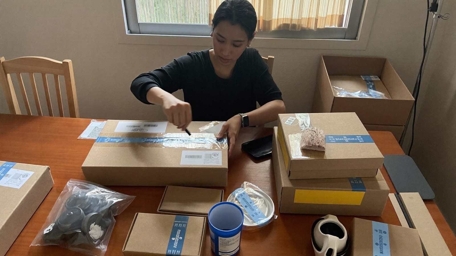 Pessoa embalando produtos artesanais para envio