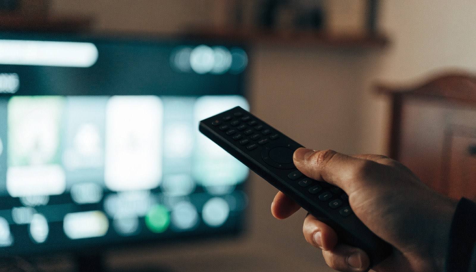 Tela de streaming com controle remoto