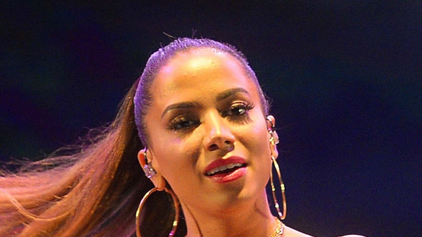 Anitta durante apresentação em show (Foto: Agência Brasília/Wikimedia Commons, CC BY 2.0)