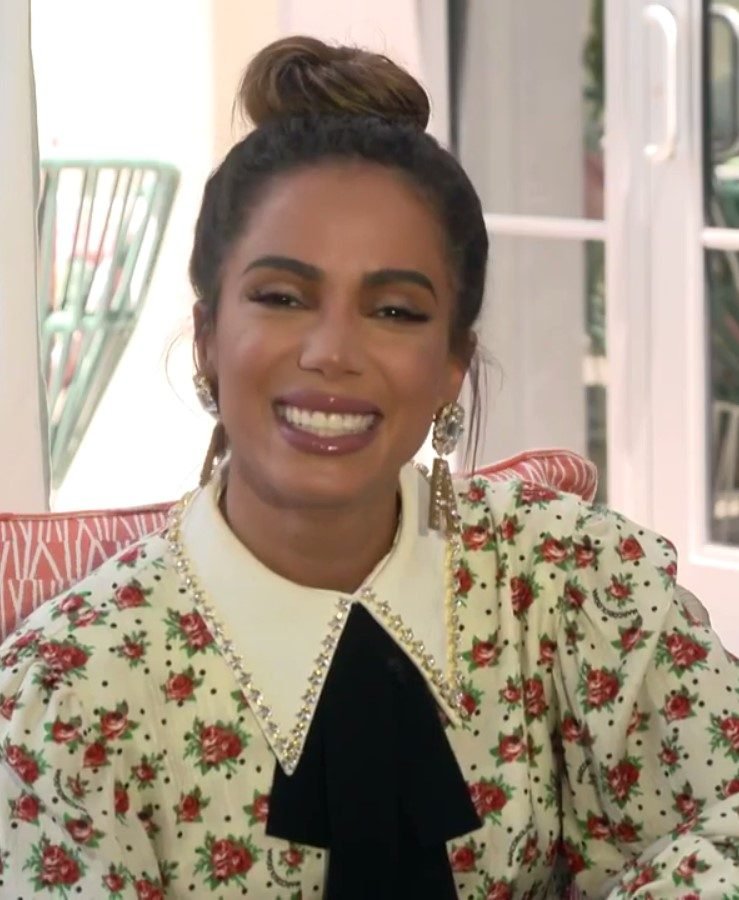 A cantora Anitta sorrindo em entrevista (Foto: Wikimedia Commons)