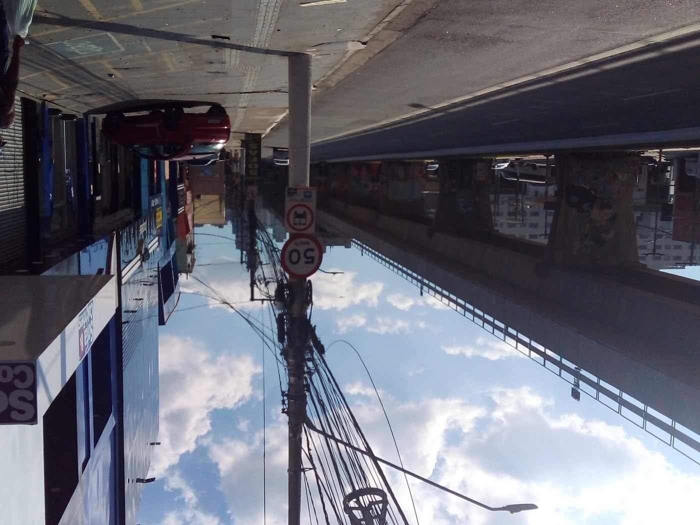 Avenida Cruzeiro do Sul, na zona norte de São Paulo, com o viaduto e comércios ao longo da via