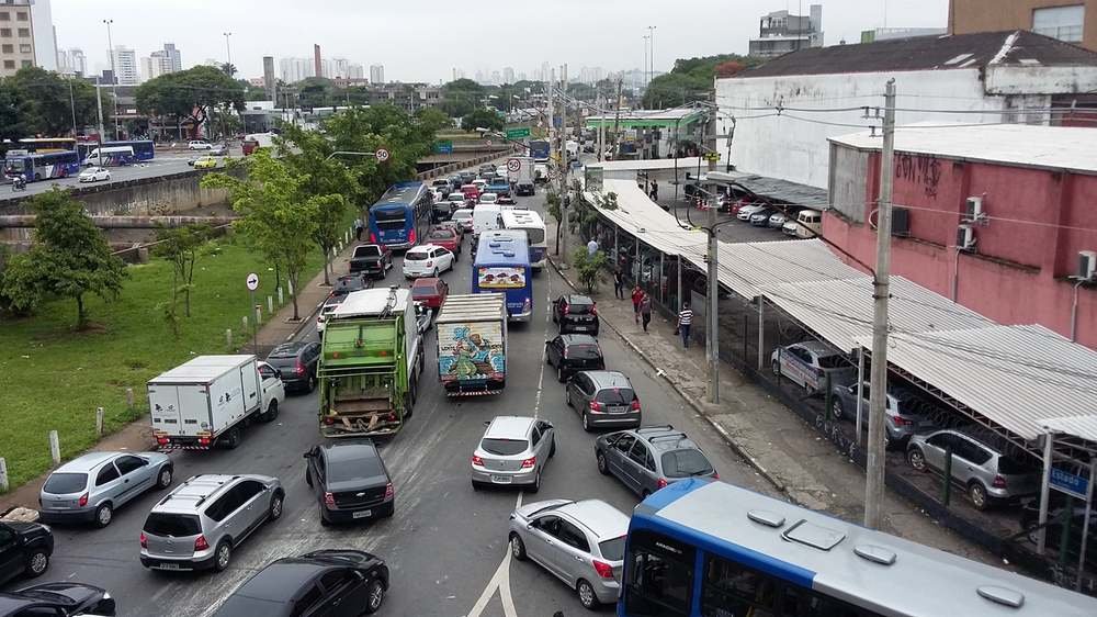 Avenida do Estado, em São Paulo, com trânsito intenso de carros, ônibus e caminhões