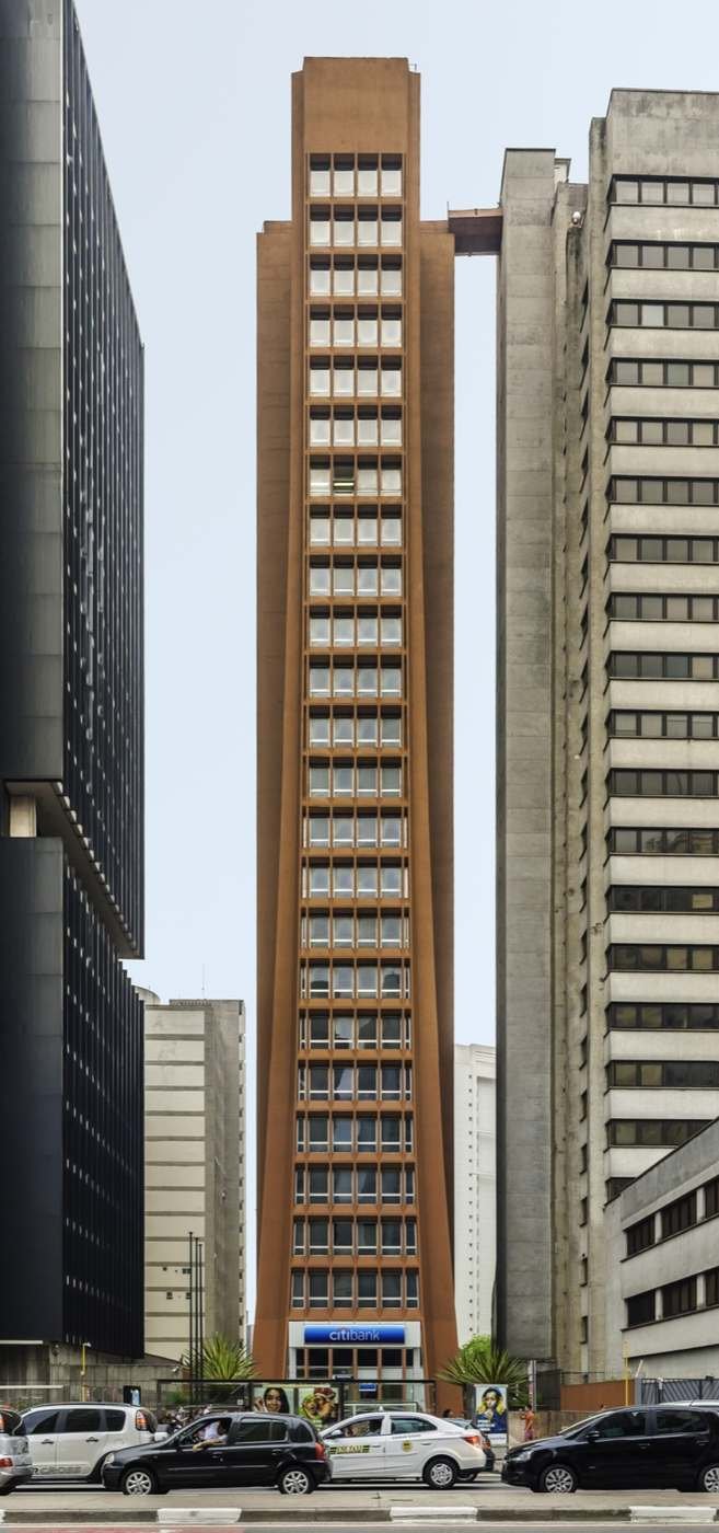 Prédio na Avenida Paulista com fachada inclinada e agência do Citibank no térreo
