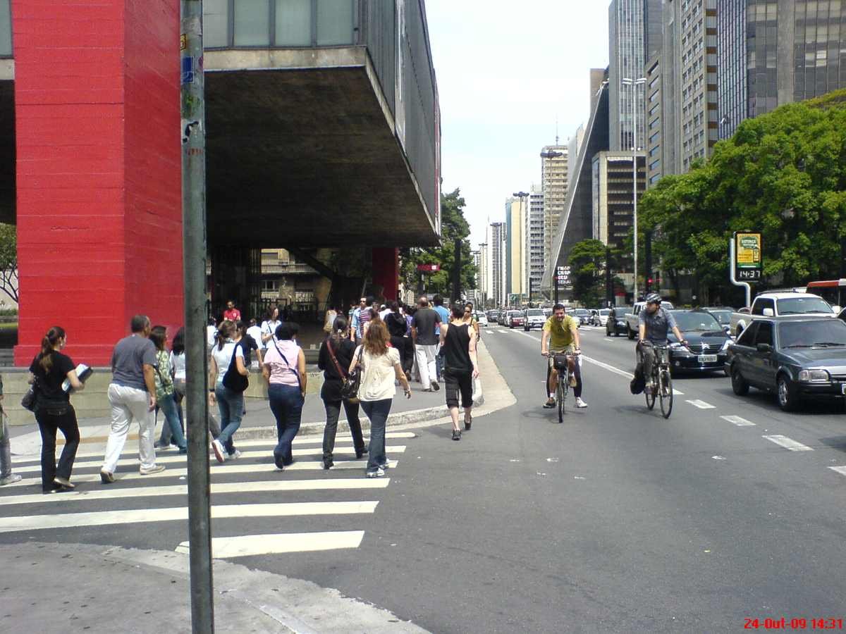 Avenida Paulista com o prédio do MASP ao fundo