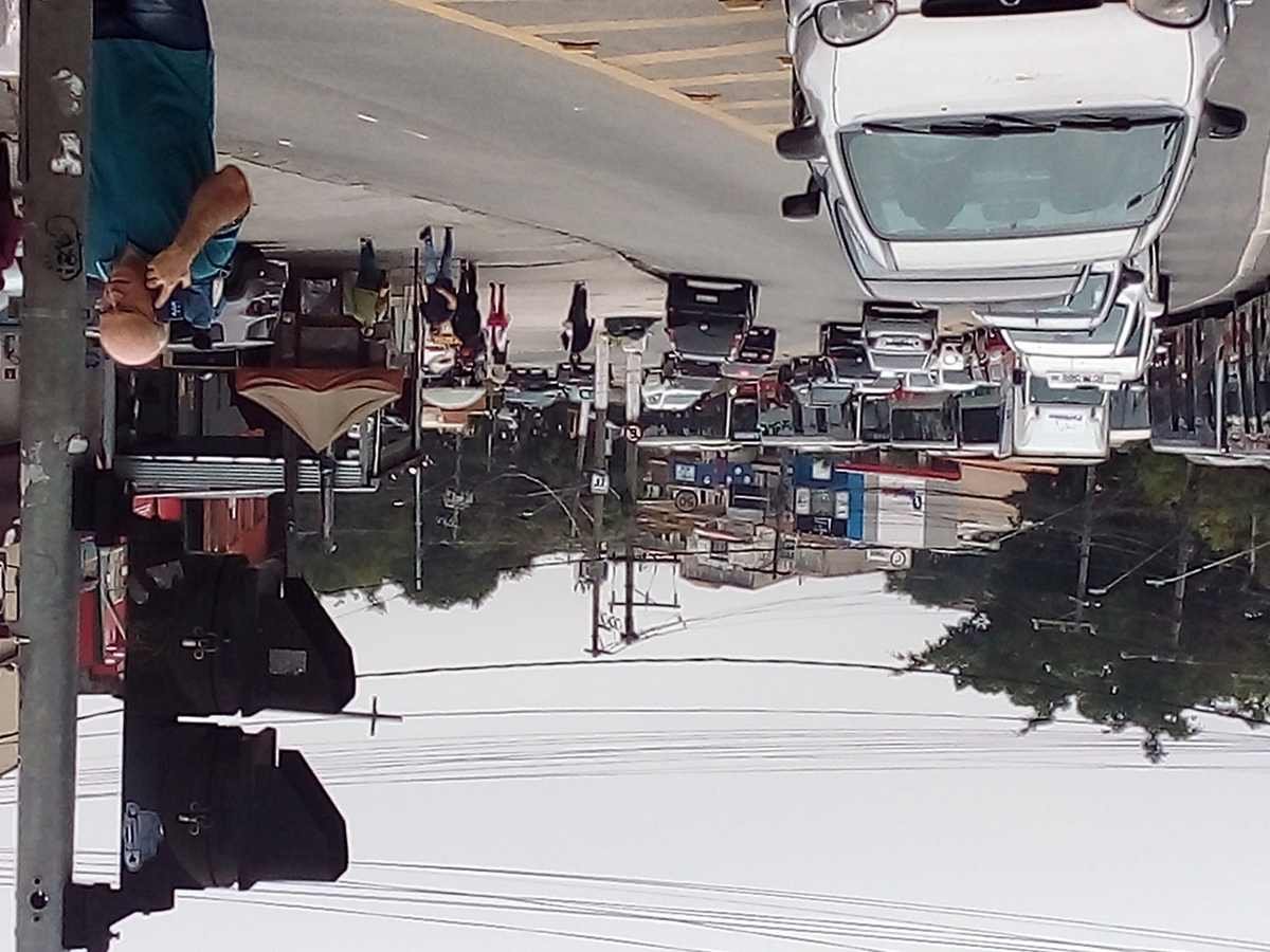 Avenida Sapopemba, na zona leste de São Paulo, com trânsito intenso e comércios nas laterais
