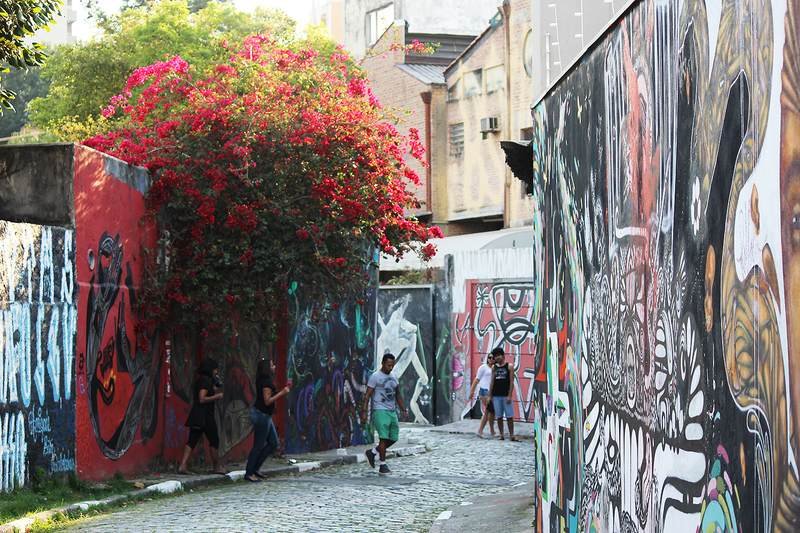 Grafites coloridos nas paredes do Beco do Batman, em São Paulo