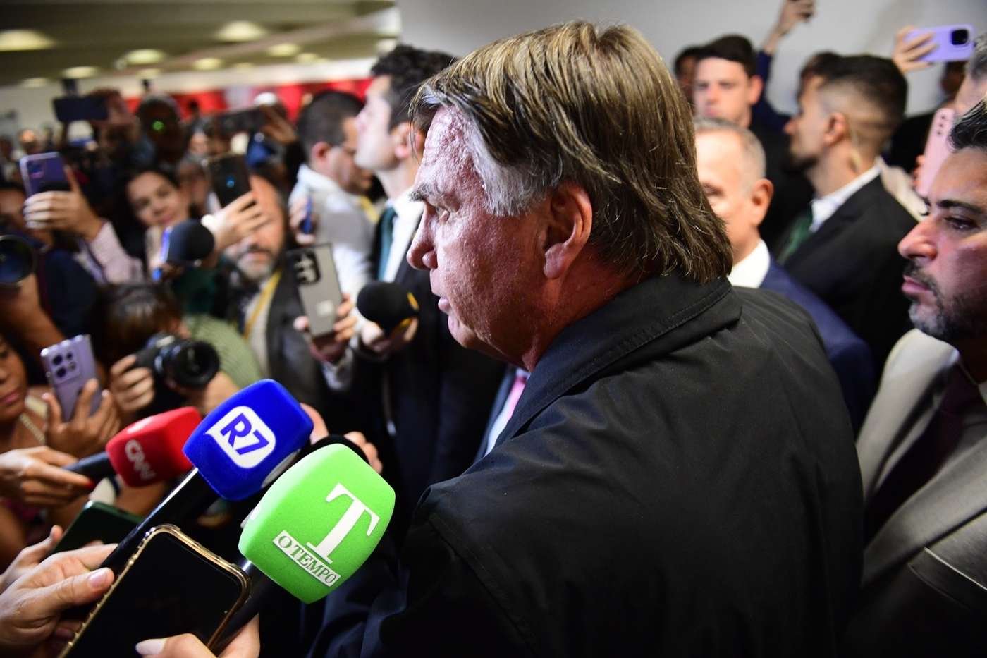 Jair Bolsonaro concede entrevista à imprensa (Foto: Saulo Cruz/Agência Senado, Wikimedia Commons, CC BY 2.0)