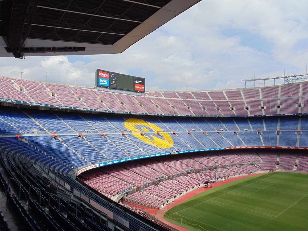 Vista interna do Camp Nou, estádio do FC Barcelona (Foto: Nicholas Frisardi, Wikimedia Commons, CC BY-SA 4.0)