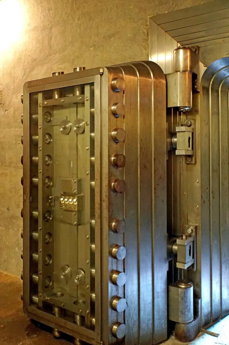 Porta blindada de cofre bancário usada para proteger reservas em ouro