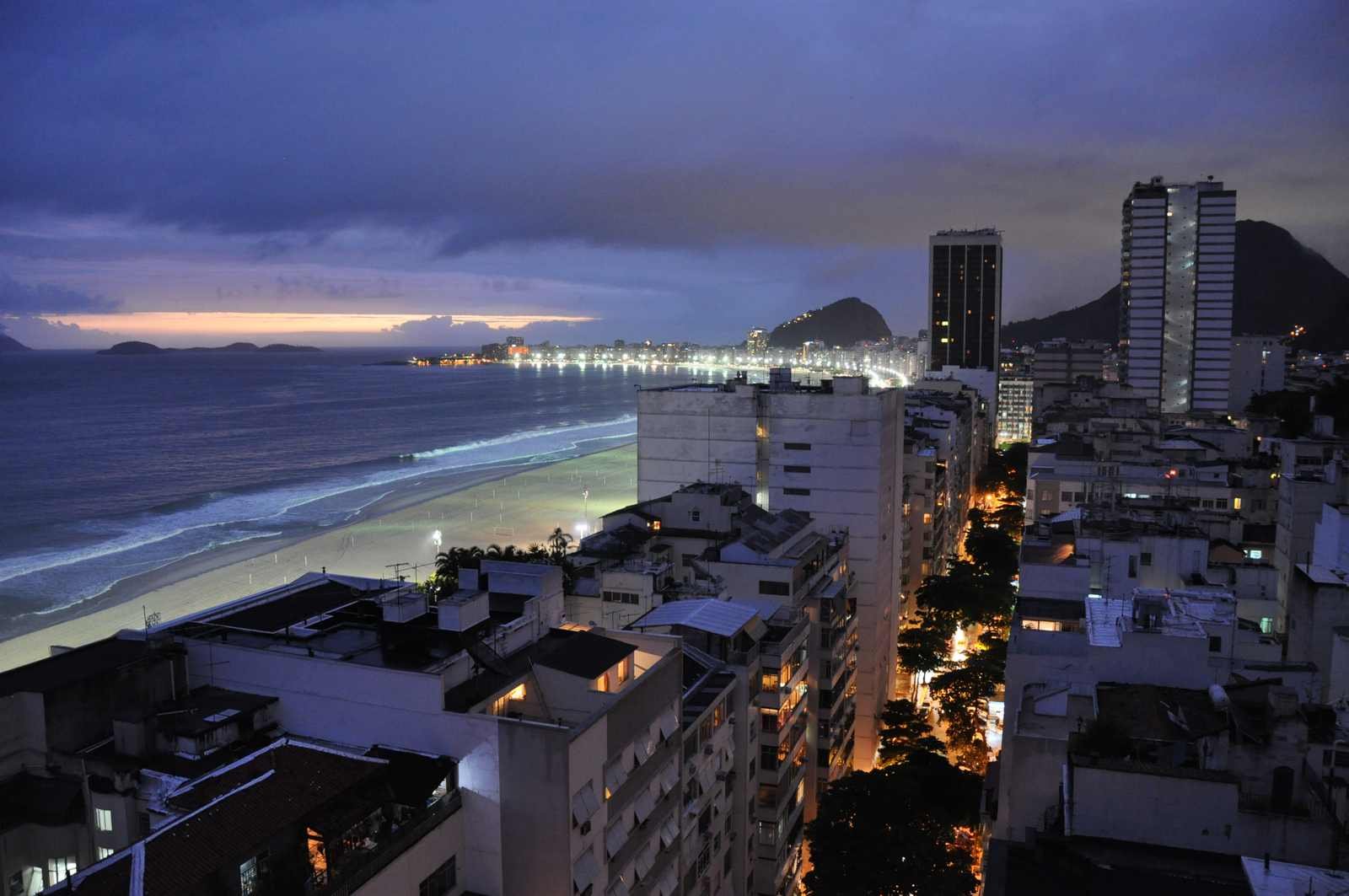 Vista noturna da praia e dos prédios de Copacabana, no Rio de Janeiro (Foto: Jorge Láscar/Wikimedia Commons, CC BY 2.0)