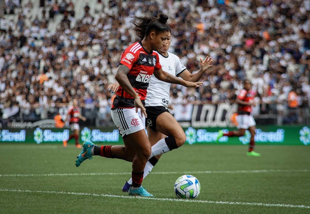 Jogadoras de Corinthians e Flamengo disputam bola durante partida do futebol feminino
