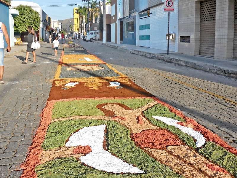 Tapete de rua feito para procissão de Corpus Christi (Foto: HVL, Wikimedia Commons, CC BY 4.0)
