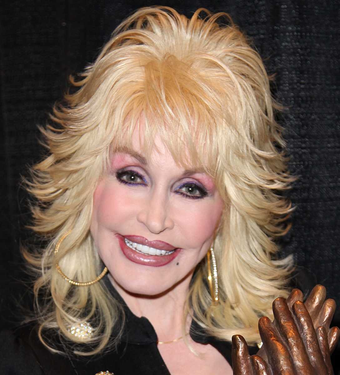 Dolly Parton sorrindo em evento público (Foto: Curtis Hilbun, Wikimedia Commons, CC BY 3.0)