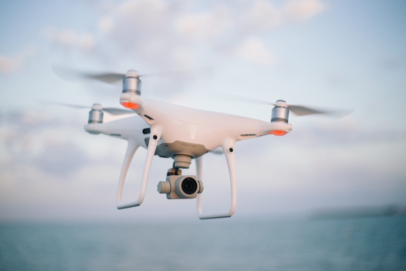 Drone civil voando sobre o mar (Foto: Wikimedia Commons)
