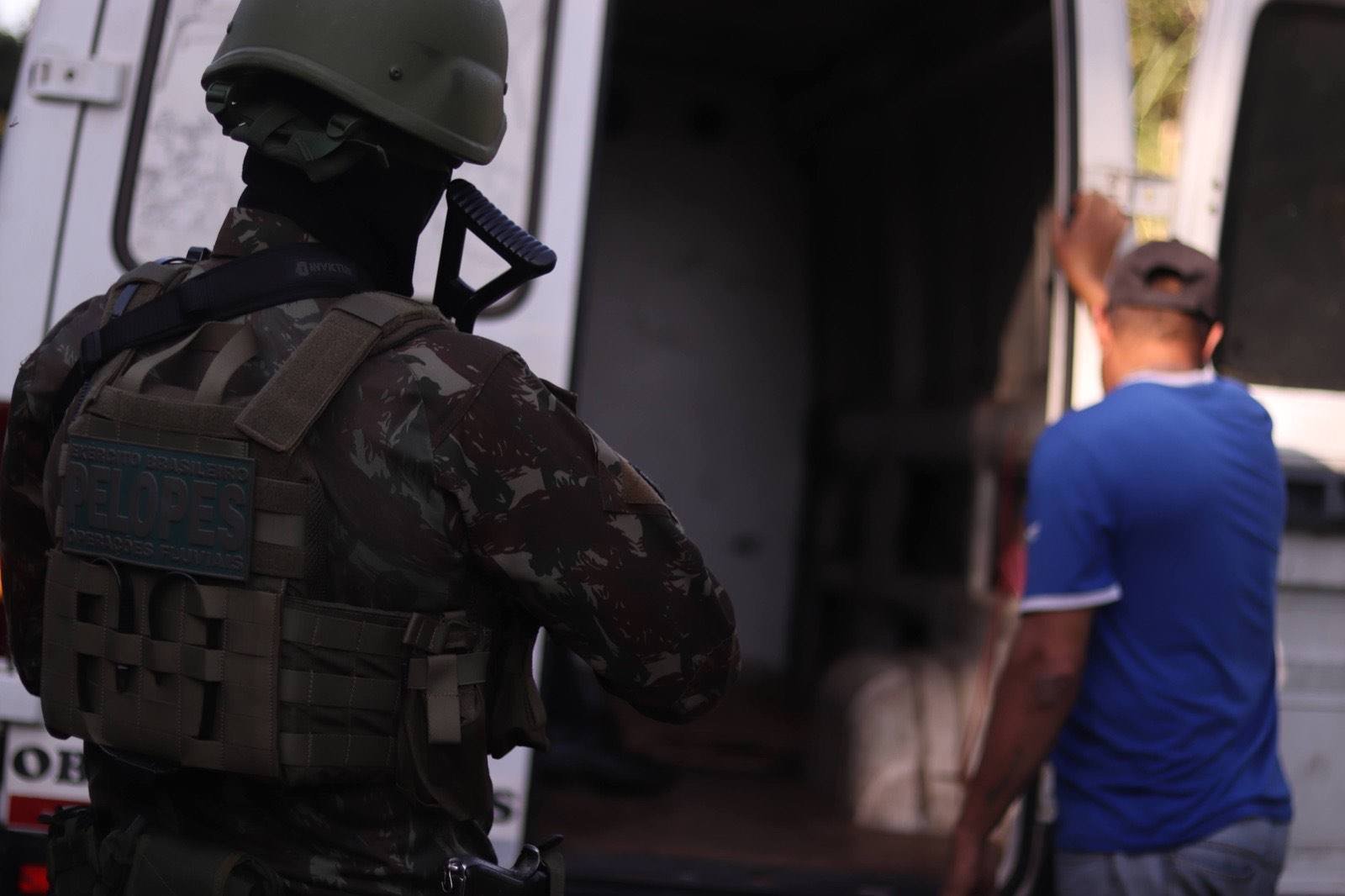 Militar do Exército Brasileiro em operação de segurança (Foto: Marinha do Brasil, Wikimedia Commons, CC BY-SA 2.0)