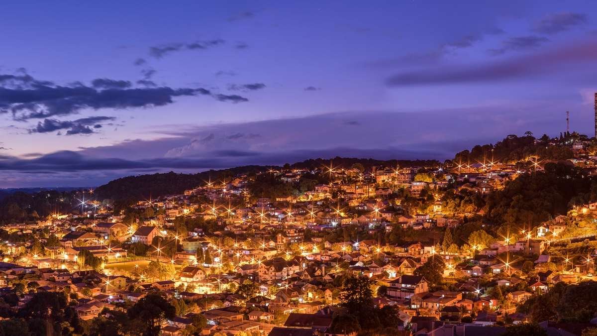 Centro de Gramado iluminado à noite
