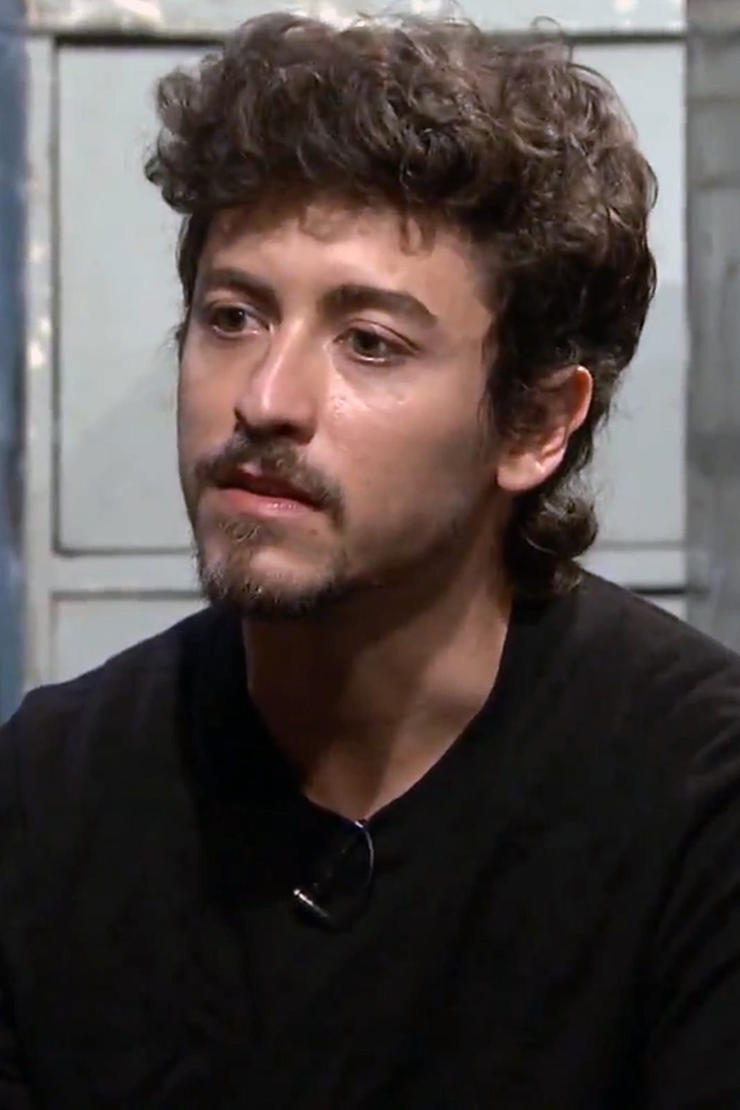 Jesuíta Barbosa durante entrevista de TV (Foto: TV Brasil/Wikimedia Commons, CC BY 3.0)