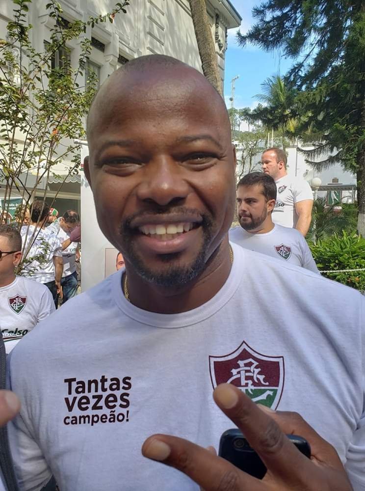 Marcão, técnico do Fluminense, sorrindo em evento do clube