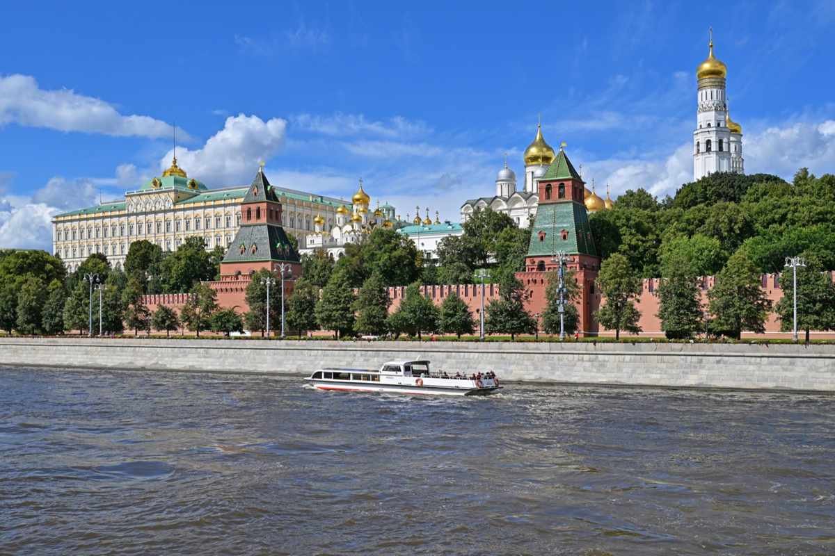 O Kremlin, em Moscou, fotografado às margens do rio Moscova; imagem ilustrativa sobre o conflito entre Rússia e Ucrânia