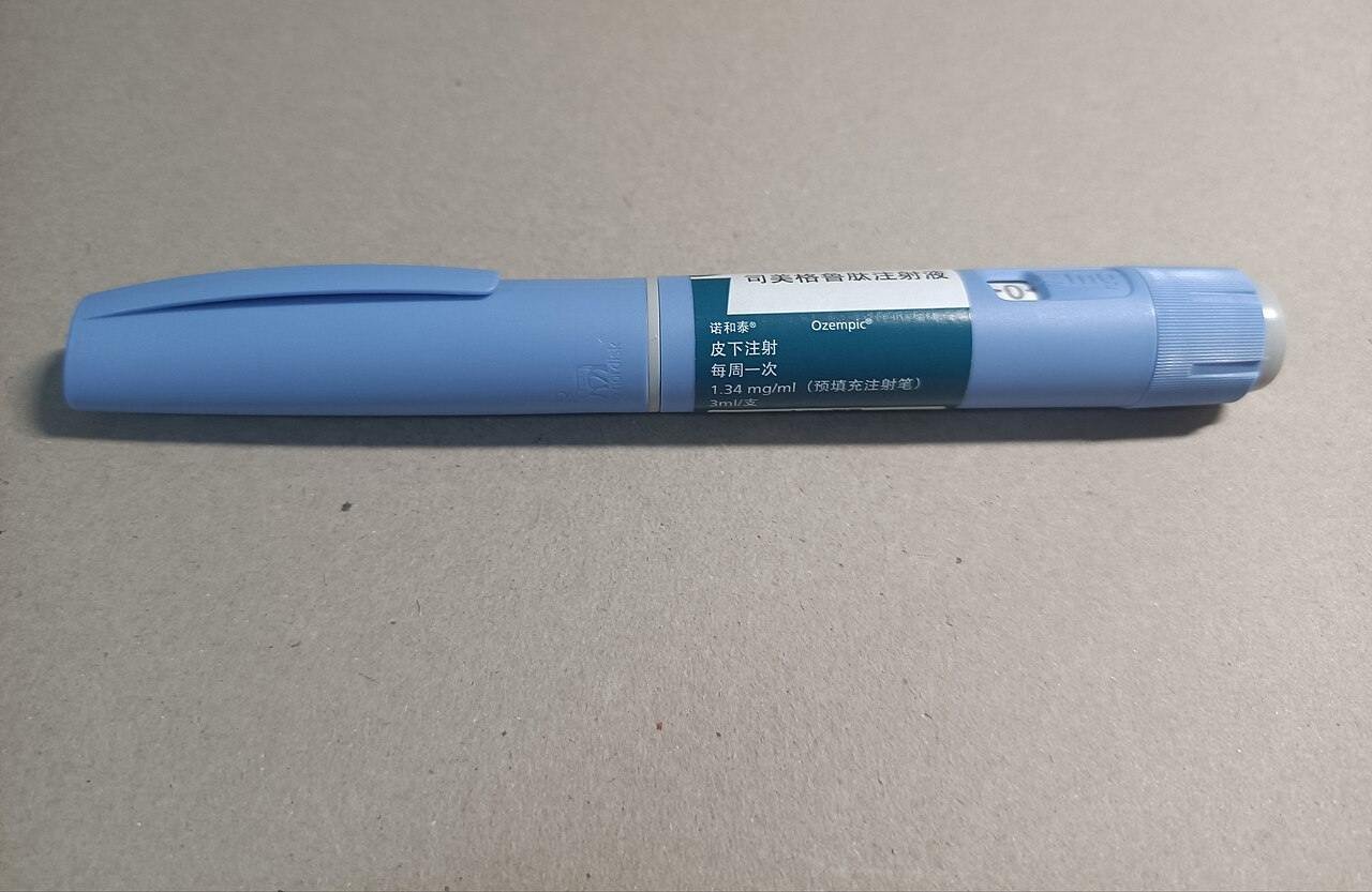 Caneta de aplicação de Ozempic, medicamento à base de semaglutida comparado neste texto à tirzepatida