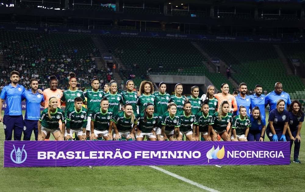 Elenco do Palmeiras perfilado antes de partida do Brasileirão Feminino