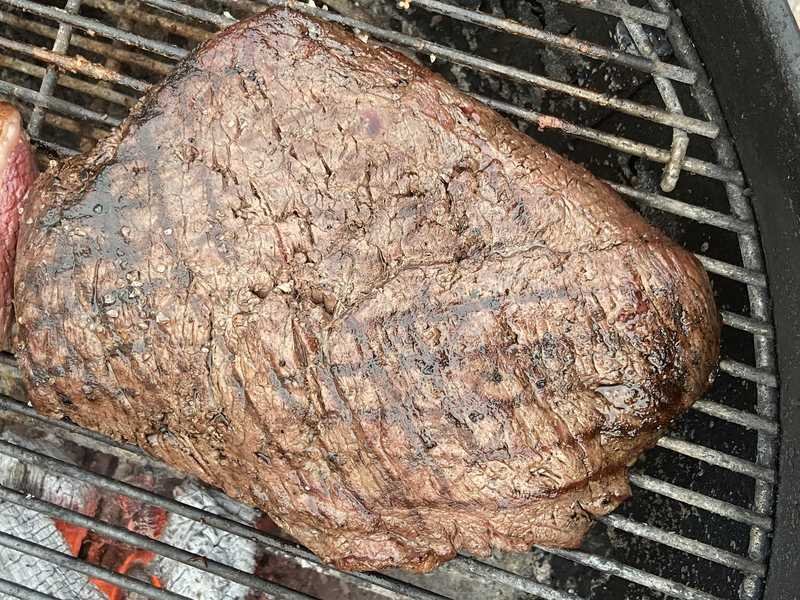 Picanha grelhada na churrasqueira, com marcas de brasa (Foto: Darubrub/Wikimedia Commons, CC BY-SA 4.0)