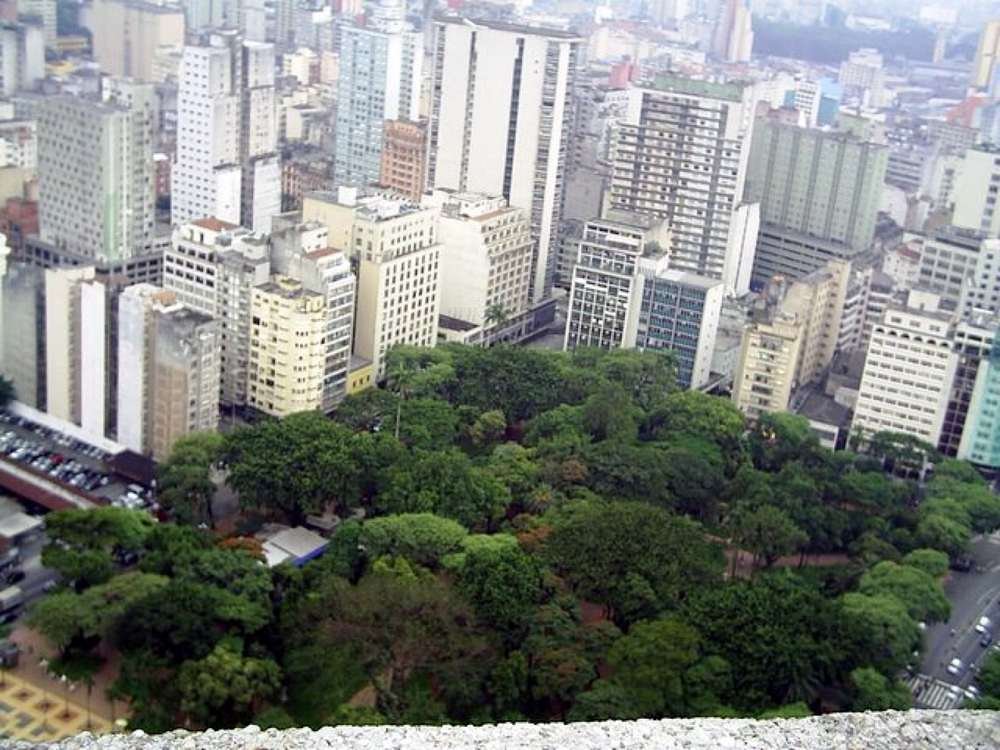 Vista aérea da Praça da República, no centro de São Paulo, cercada de prédios