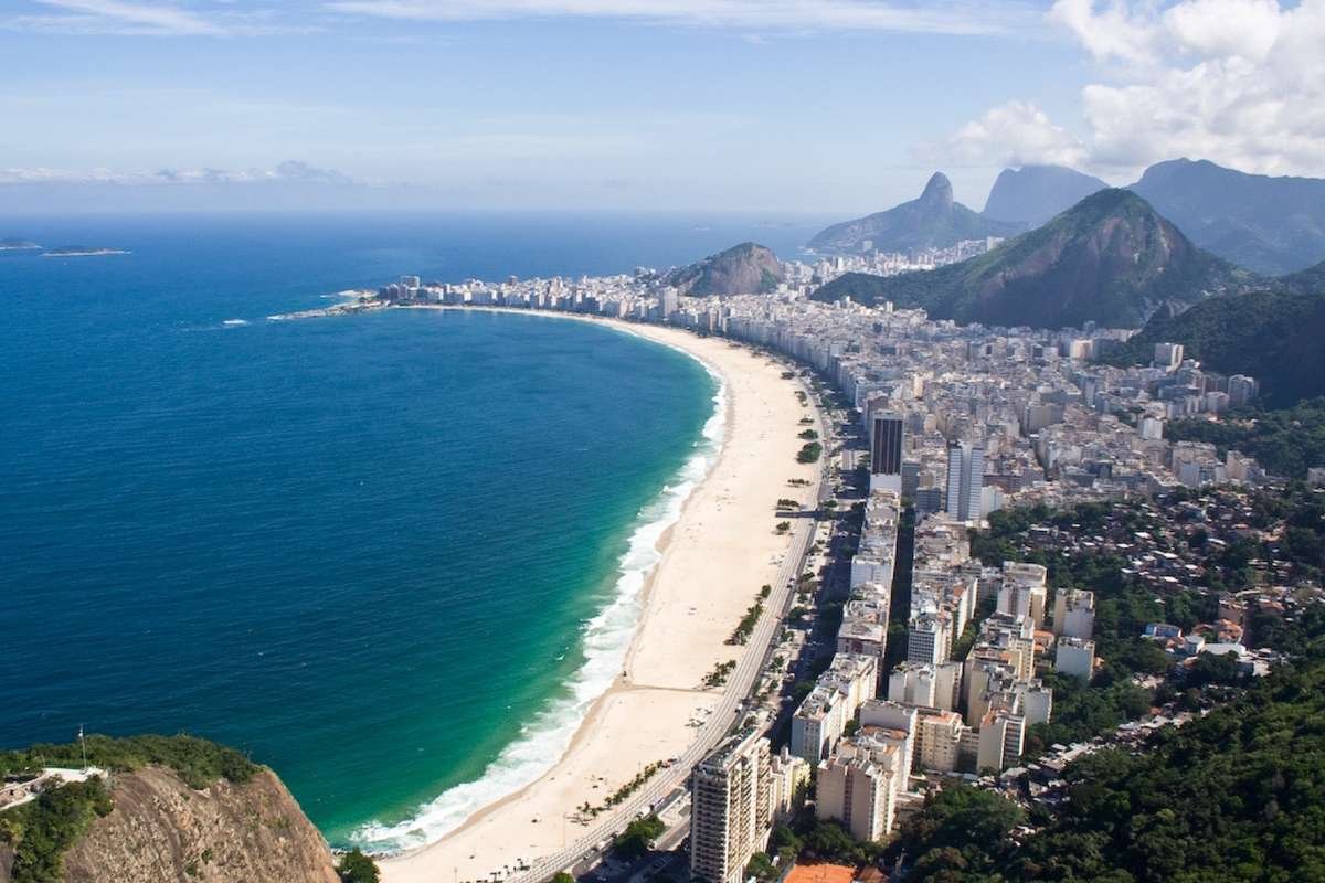 Praia de Copacabana vista do calçadão. Foto: bisonlux/Flickr via Wikimedia Commons, CC BY 2.0