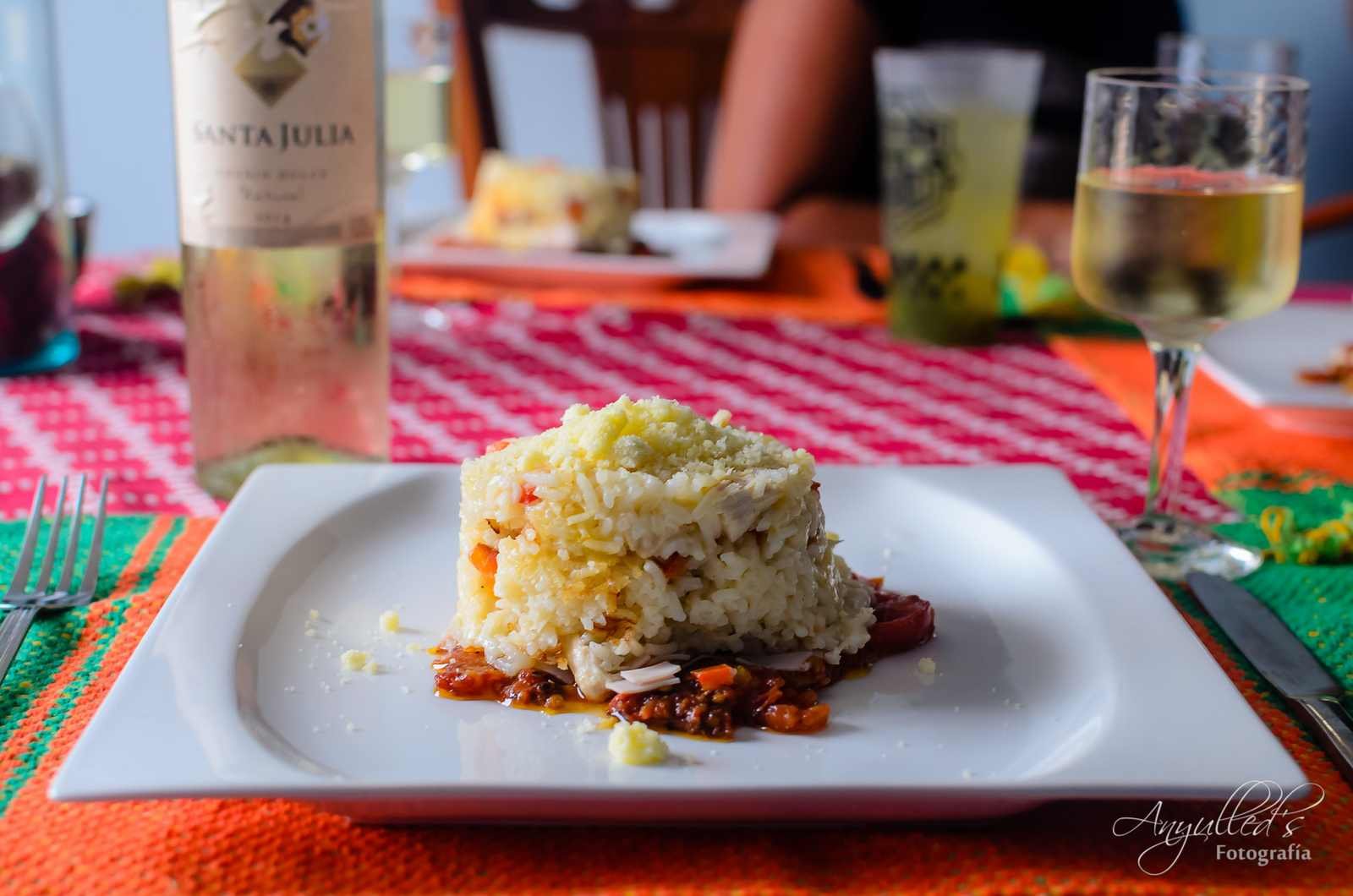 Risoto servido em mesa de restaurante com taça de vinho branco (Foto: Anyul Rivas/Wikimedia Commons, CC BY 2.0)