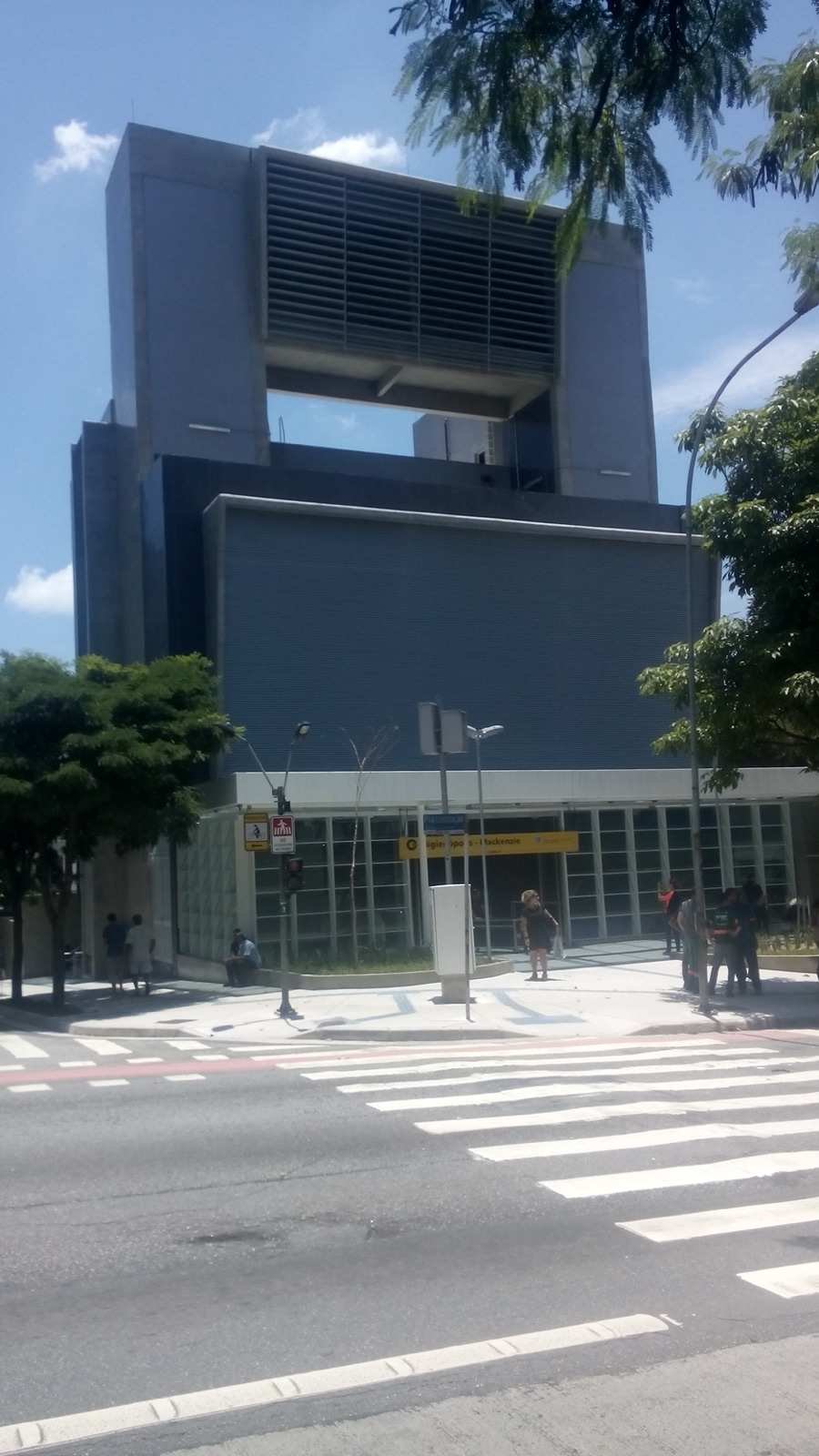 Esquina da Rua da Consolação com entrada da estação de metrô Higienópolis-Mackenzie
