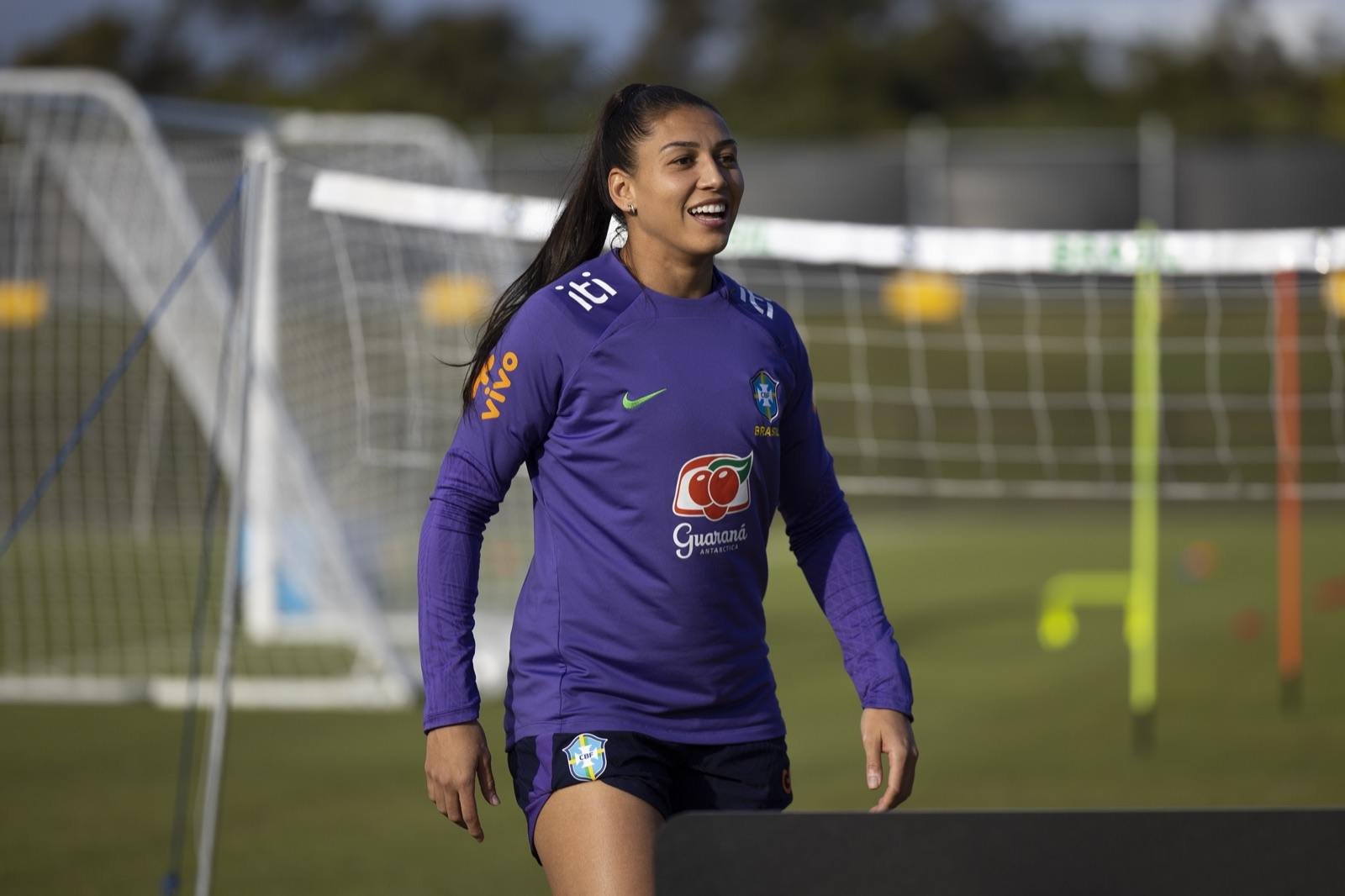 Jogadora da Seleção Brasileira Feminina durante treino em campo de futebol