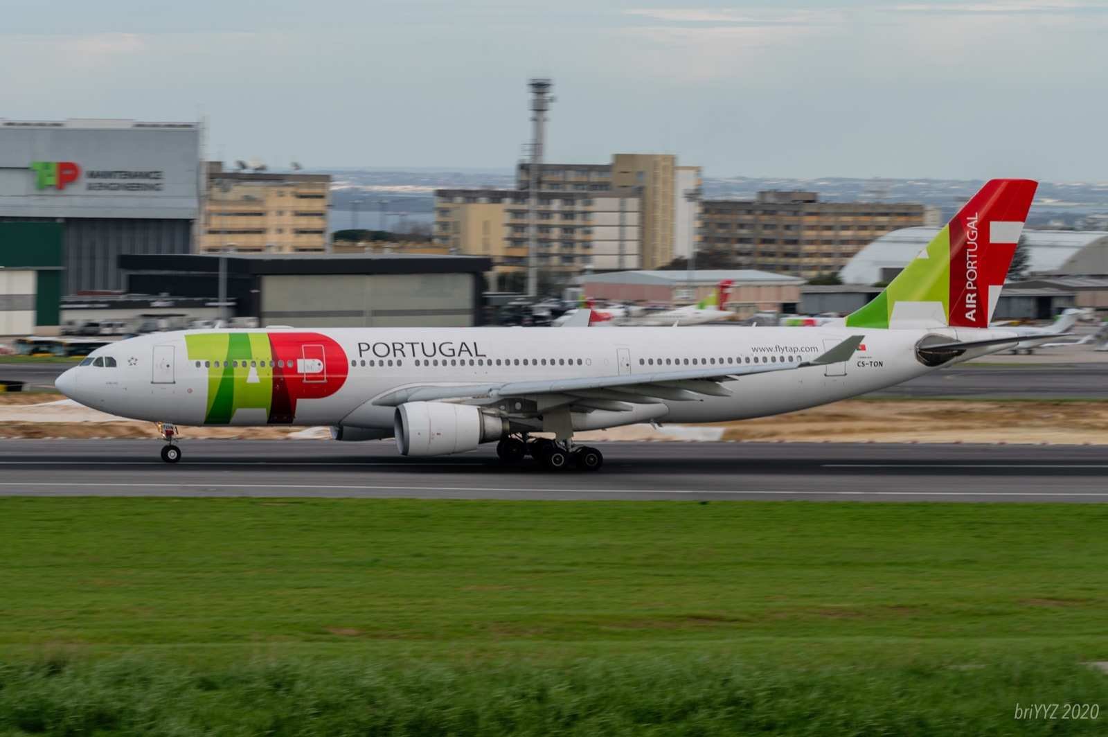 Airbus A330 da TAP Air Portugal decolando de Lisboa