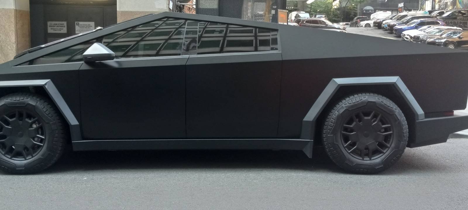 Tesla Cybertruck estacionado em rua de cidade (Foto: Wikimedia Commons)