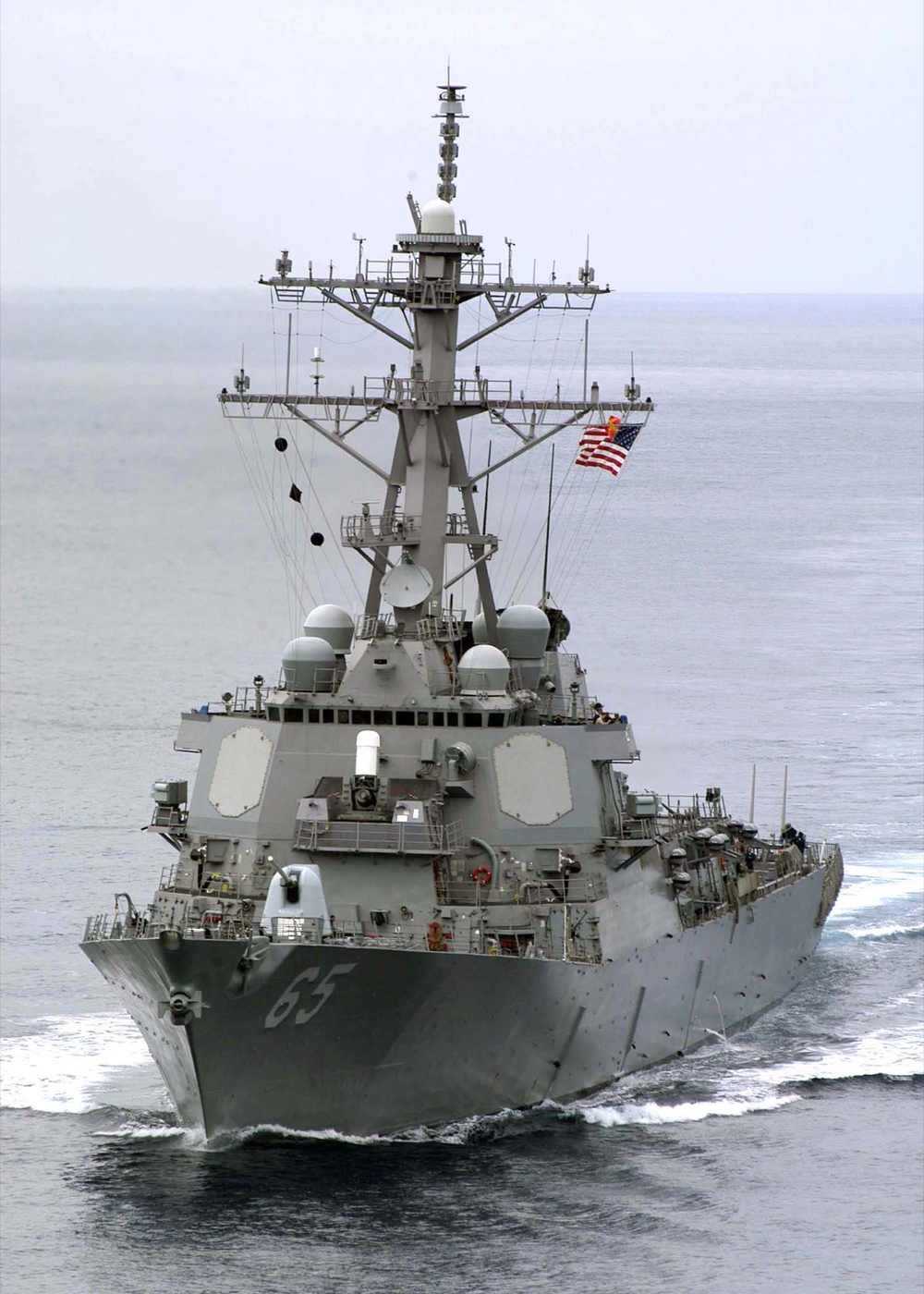 O destróier USS Benfold (DDG-65), da Marinha dos Estados Unidos (Foto: Wikimedia Commons, domínio público)