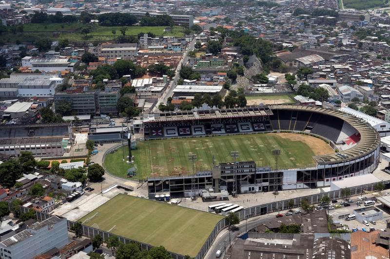 Vista aérea do Estádio de São Januário, no Rio de Janeiro, em dia claro, com o gramado e a arquibancada do Vasco da Gama à mostra