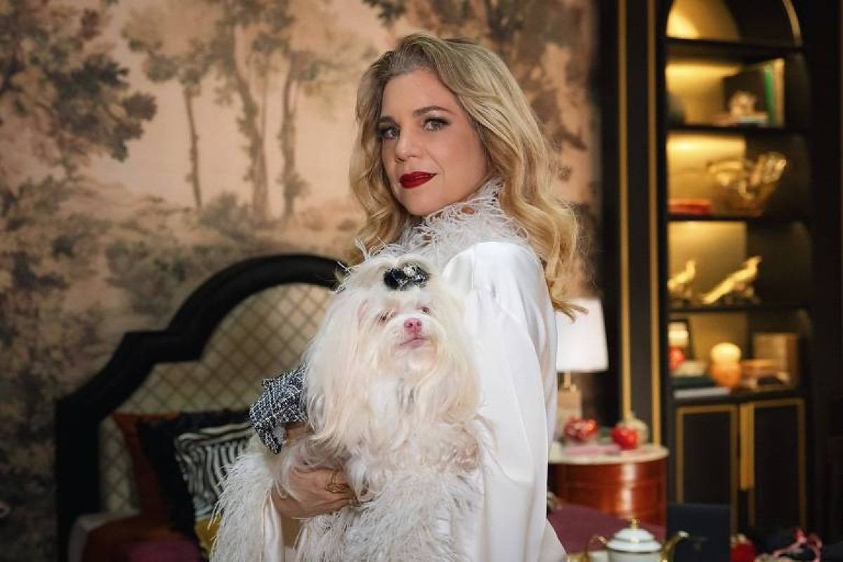Pessoa abraçando o cachorro em casa